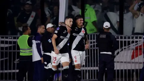 Jogadores do Vasco comemoram durante partida no Brasileirão.