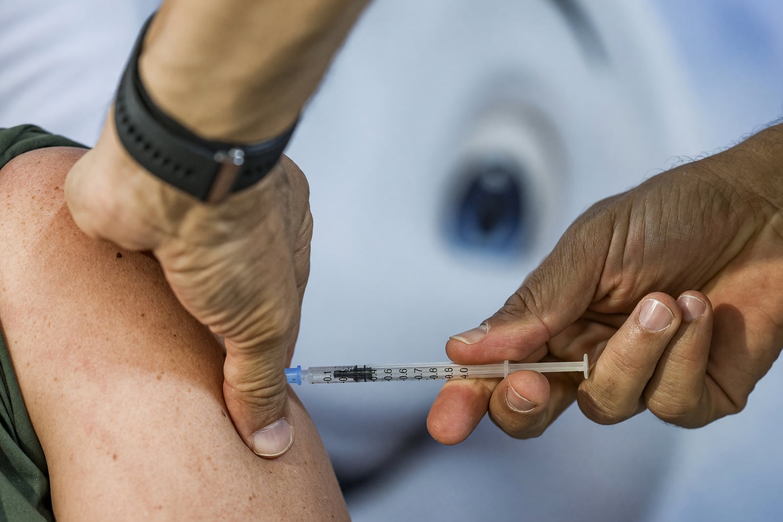 Aplicação de vacina; a ampliação da imunização contra meningite é do município do Rio de Janeiro.