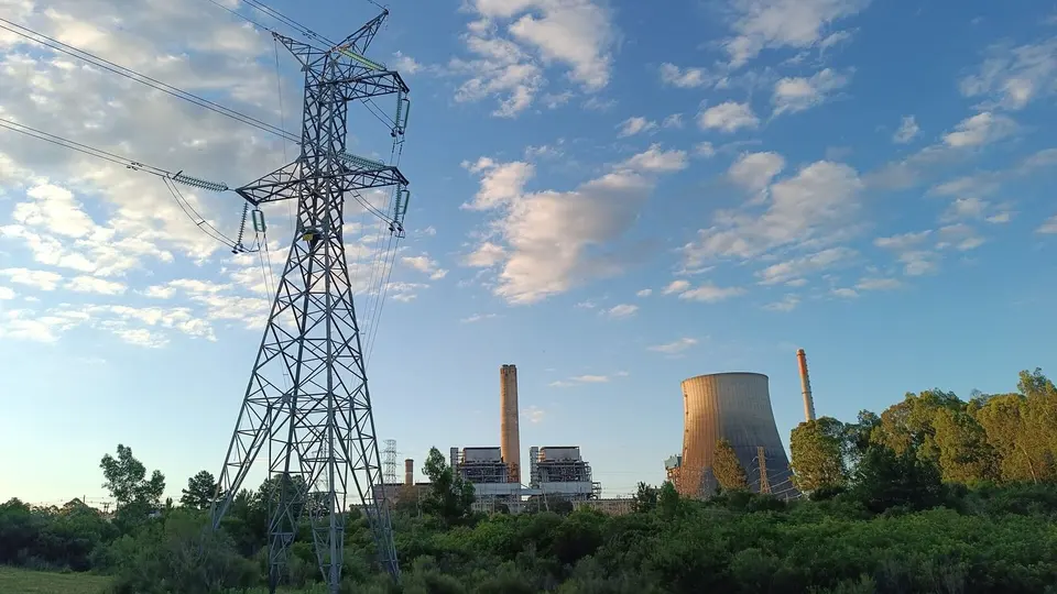 Linha de transmissão de energia e o complexo termoelétrico de Candiota, no Rio Grande do Sul.