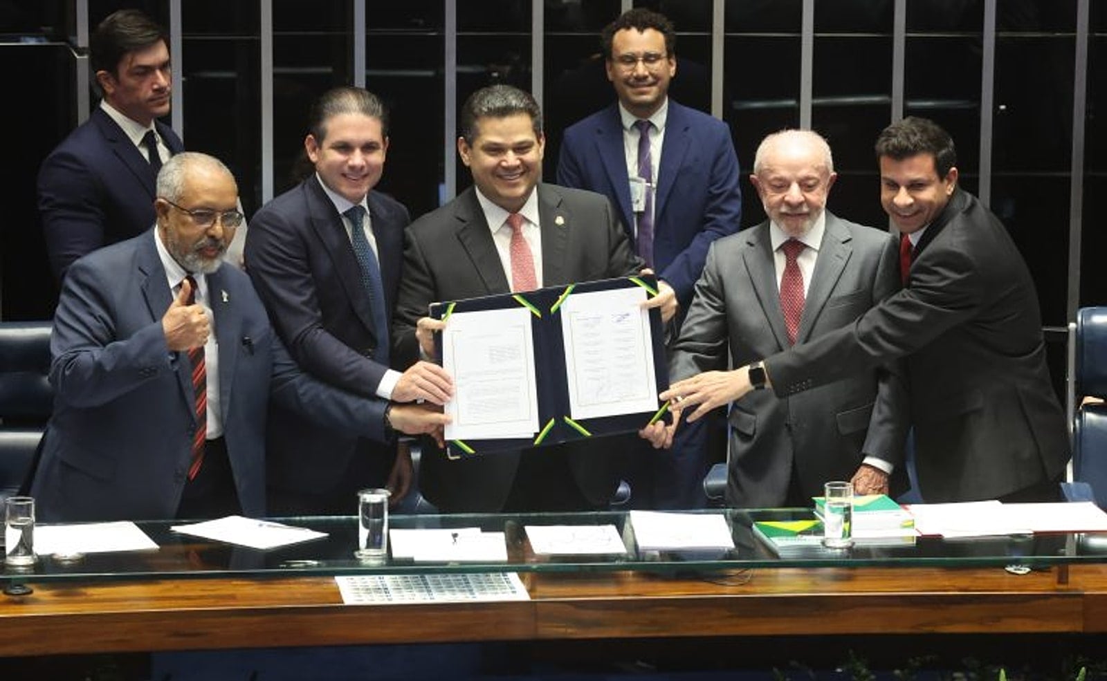 Autoridades do Congresso exibem o documento da emenda que promulga o fim da escala 6x1, em sessão solene.