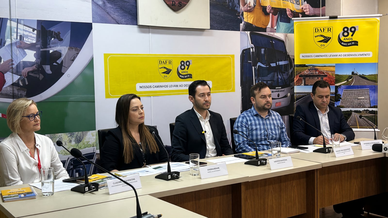 Representantes do Daer e do DetranRS apresentando, em painel, o sistema de restituição de multas do free flow