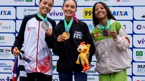 Atletas do Time RS sobre o pódio dos Jogos da Juventude CAIXA 2026.