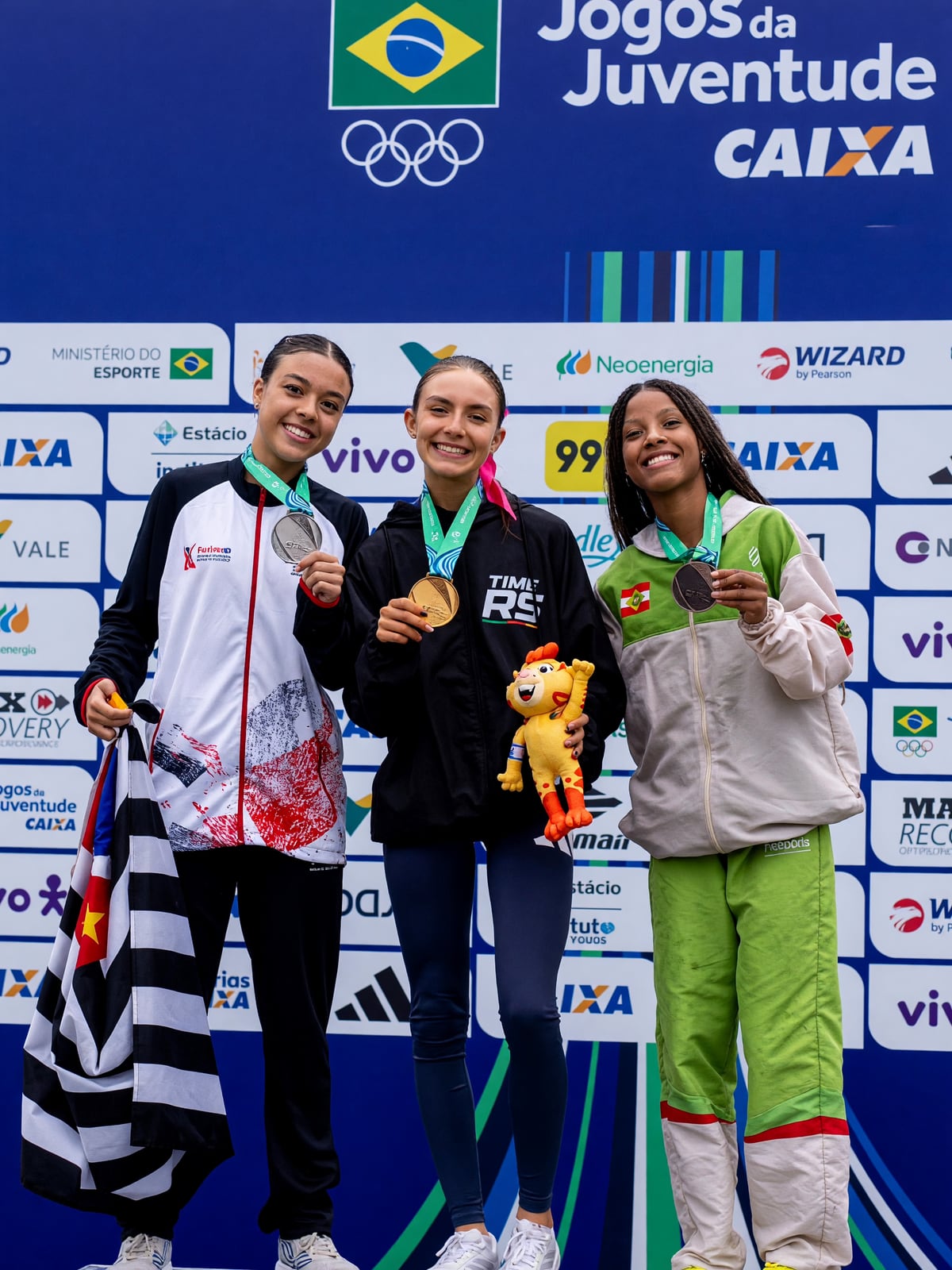 Atletas do Time RS sobre o pódio dos Jogos da Juventude CAIXA 2026.