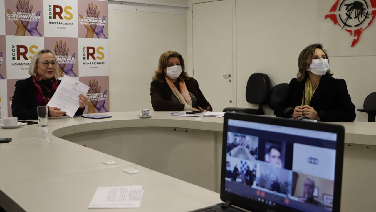 Assinatura do termo aditivo para habilitação de 10 leitos de UTI da Santa Casa de Rio Grande, em reunião da Secretaria da Saúde do RS.