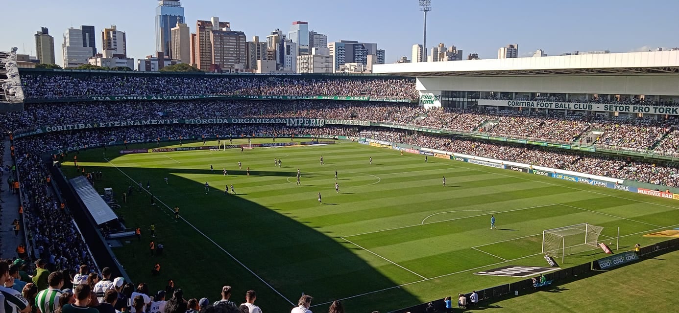 Vista geral do Estádio Major Antônio Couto Pereira, em Curitiba, durante uma partida, com arquibancadas cheias.
