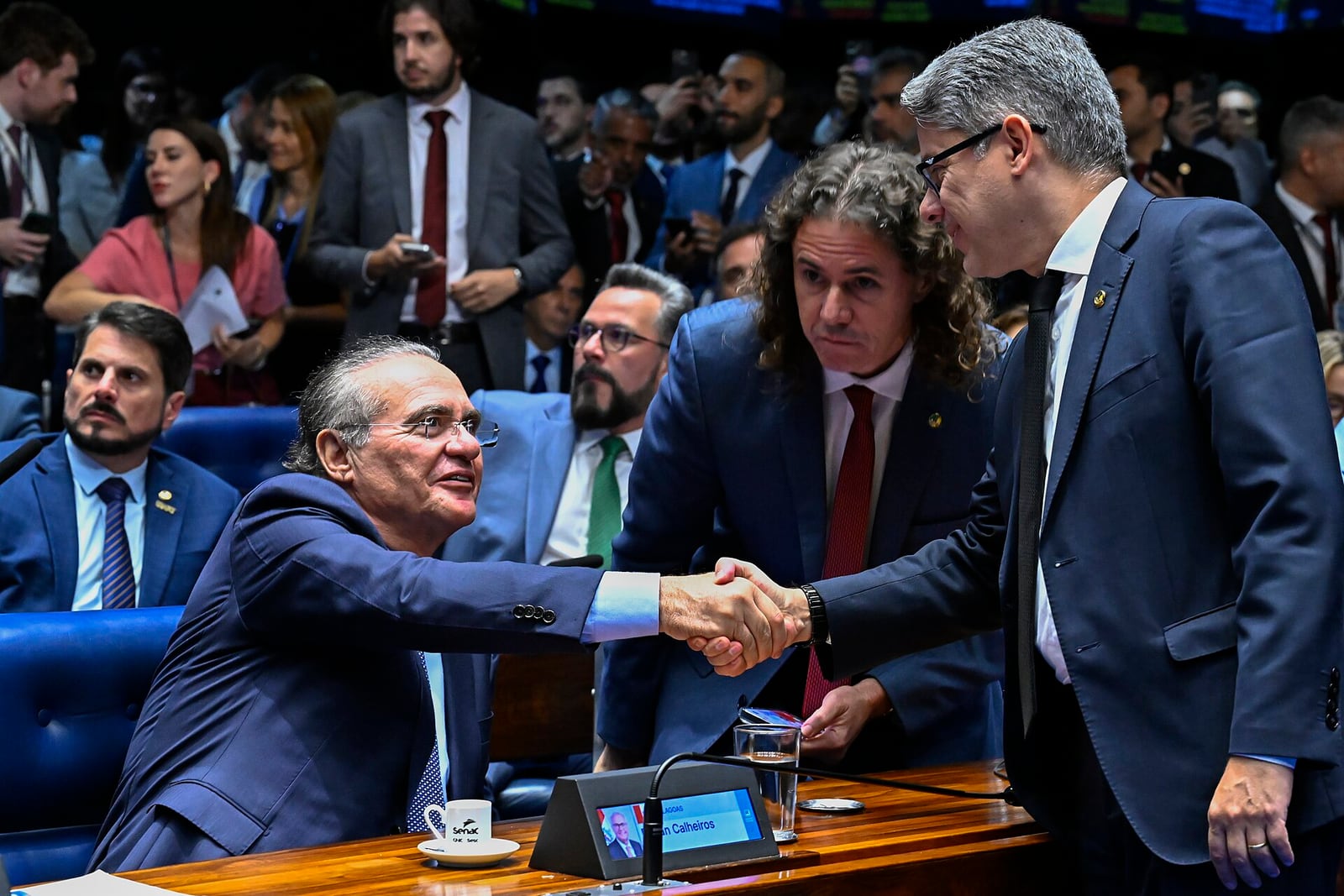 Renan Calheiros no Plenário do Senado, onde a alíquota da CBS deve ser discutida em audiências a partir de 11 de novembro.