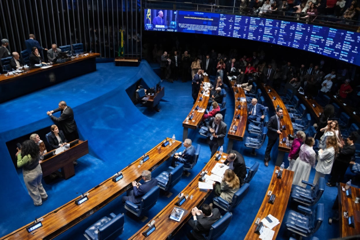 Senado aprova fim da escala 6x1 por 75 a 1; Câmara aprova teto maior do MEI