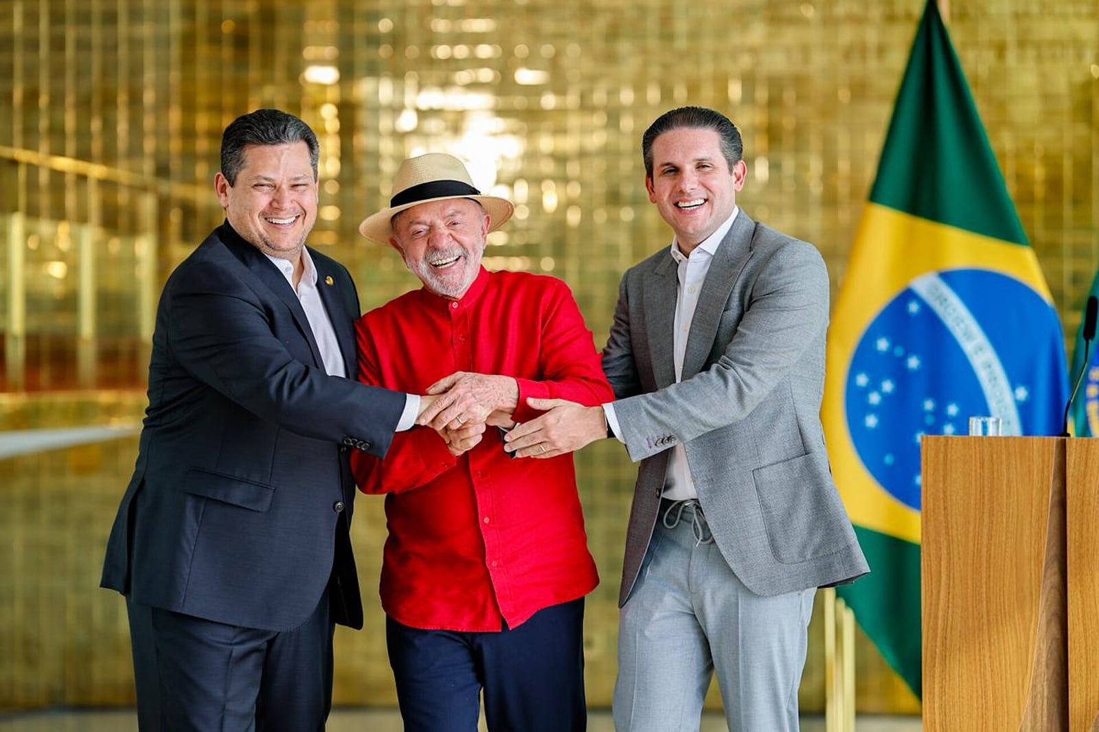 Davi Alcolumbre (à esquerda) ao lado do presidente Lula e de Hugo Motta em ato oficial, em 26 de agosto de 2026.