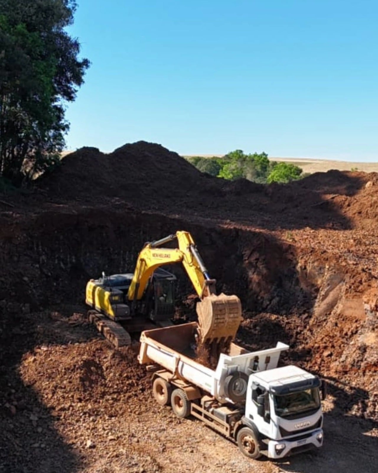 Equipamentos de obras na melhoria das estradas do interior de Sertão.