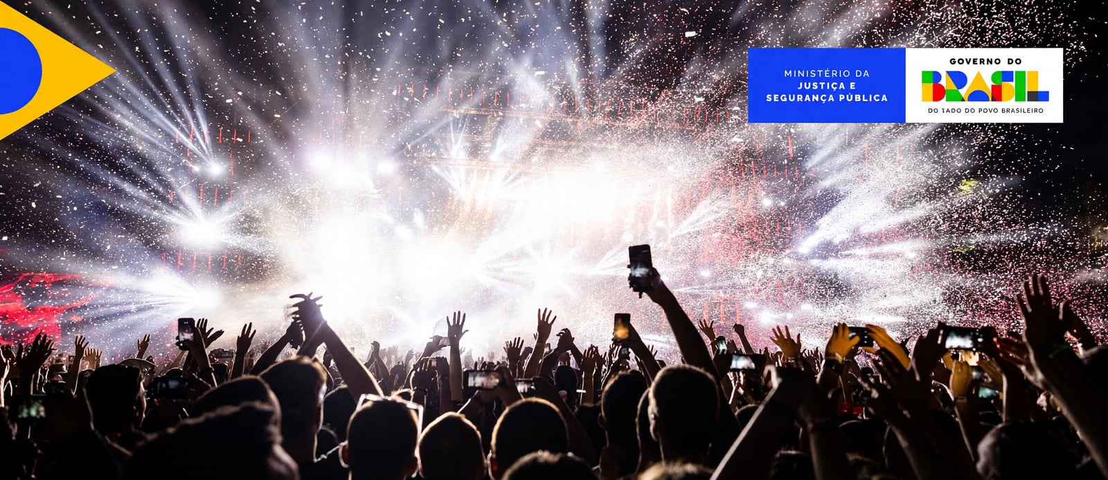 Público em show com celulares erguidos e luzes no palco. Imagem ilustrativa.
