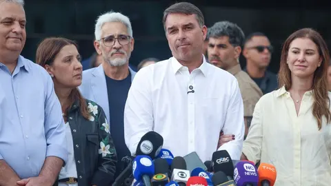 Flávio Bolsonaro fala à imprensa em Brasília, em meio à polêmica sobre buscas em endereços ligados a ele.