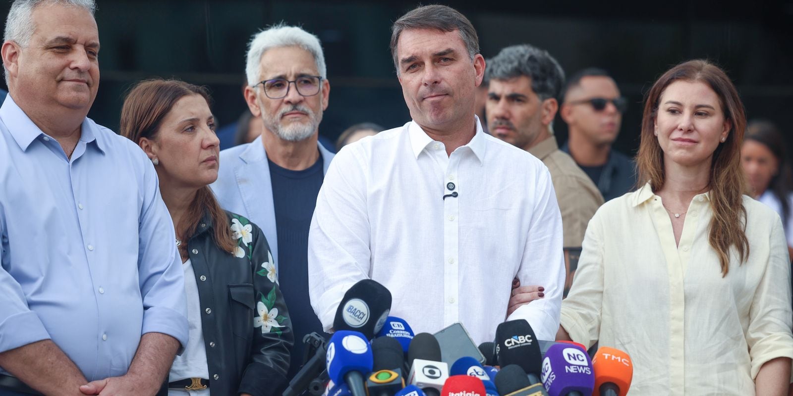 Flávio Bolsonaro fala à imprensa em Brasília, em meio à polêmica sobre buscas em endereços ligados a ele.