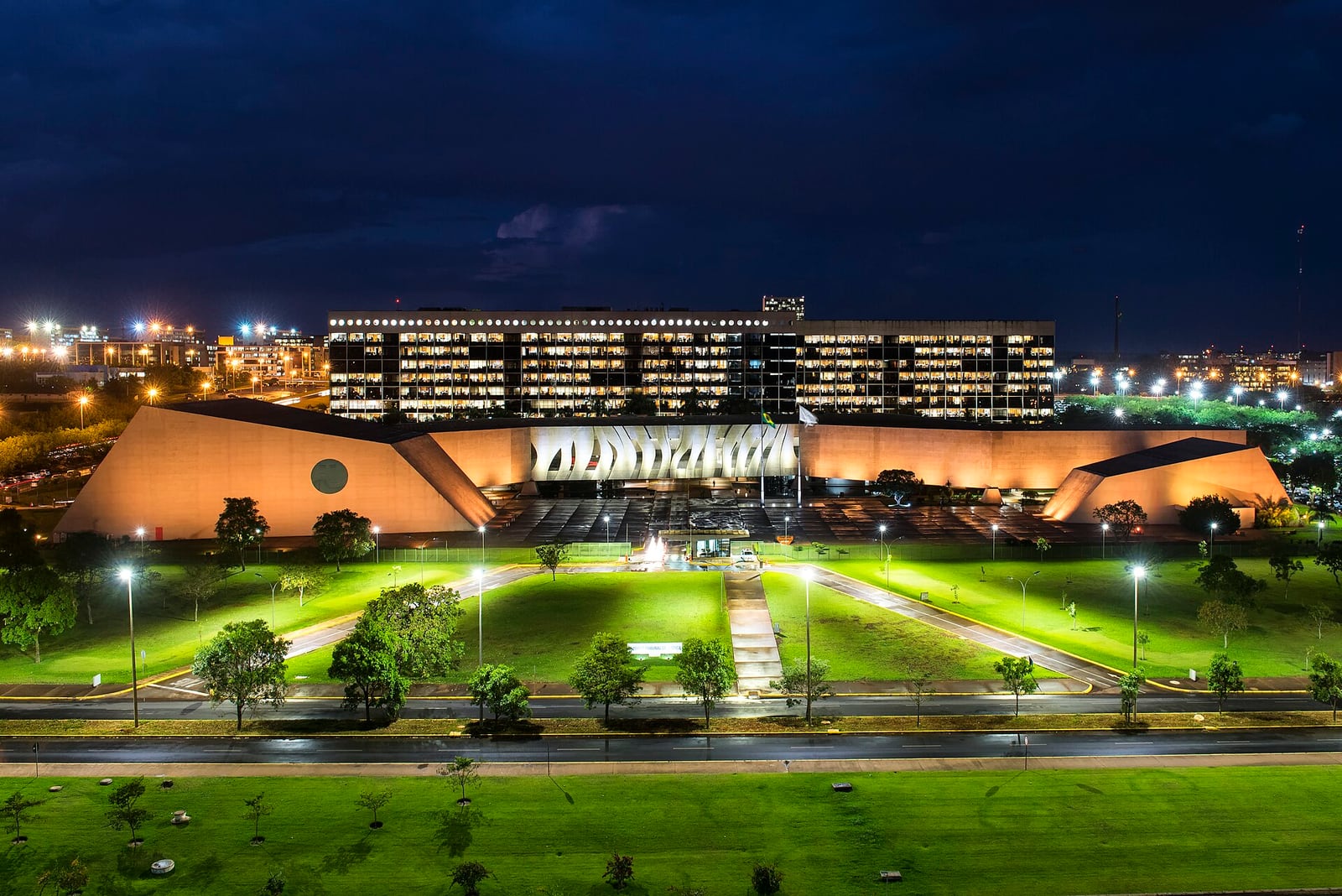 Sede do Superior Tribunal de Justiça, em Brasília, iluminada à noite.