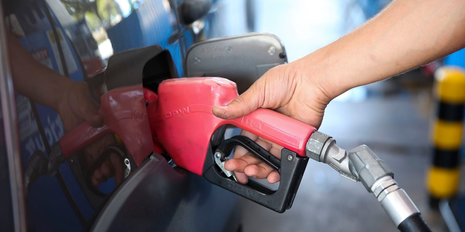 Abastecimento com óleo diesel. A subvenção de R$ 2,12 por litro vence na segunda-feira (26), e a renovação depende da Fazenda.