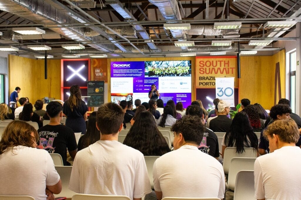 Evento da Junior Achievement e do Tecnopuc, em Porto Alegre, com público de jovens.
