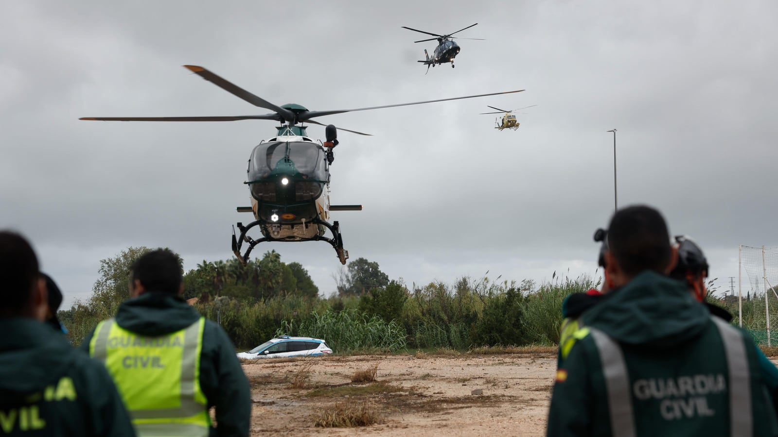 Helicópteros e agentes da Guarda Civil durante operação de resgate na região de Valência, na Espanha.