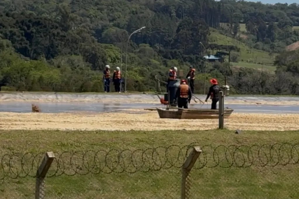 Bombeiros fazem buscas no açude de Erechim após o desaparecimento de um funcionário.