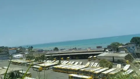 Frota de ônibus estacionada em garagem. Imagem divulgada pela fonte da matéria.