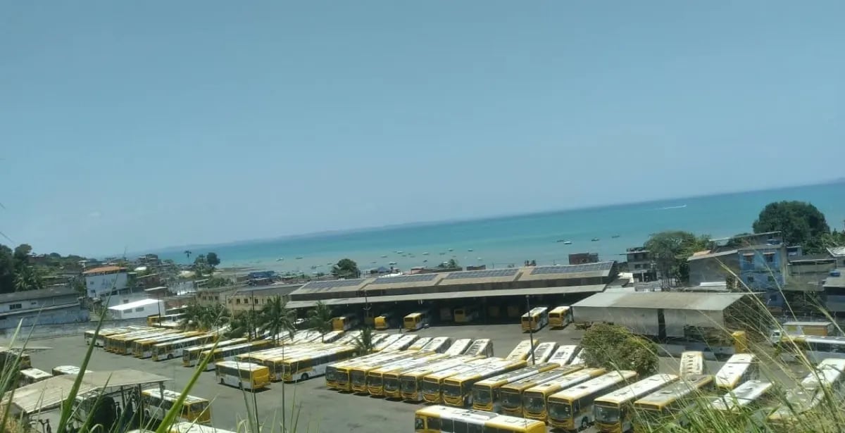 Frota de ônibus estacionada em garagem. Imagem divulgada pela fonte da matéria.