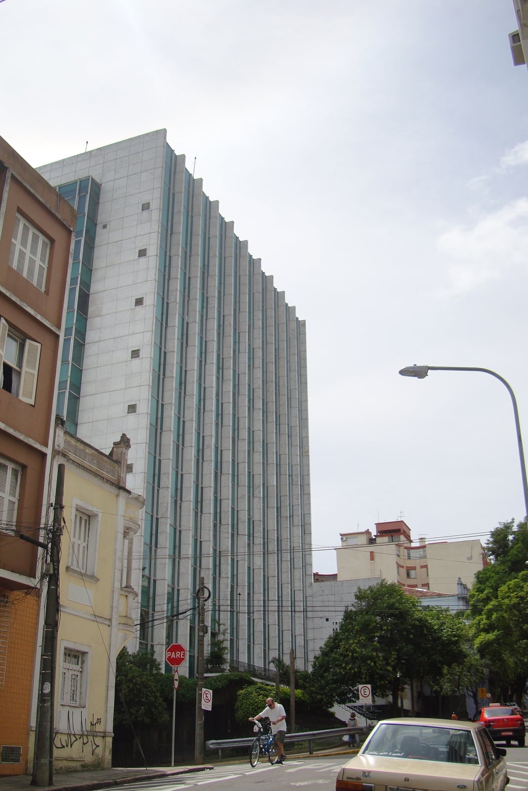 Urnas eletrônicas organizadas em galpão para distribuição às zonas eleitorais (imagem de arquivo).