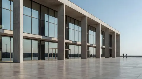Fachada de prédio moderno do Tribunal em Porto Alegre, com grandes janelas de vidro e colunas de concreto sob céu claro