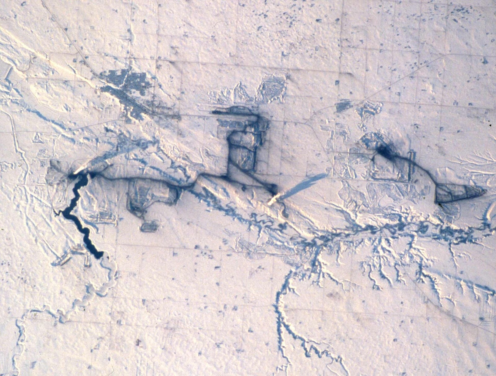 Imagem de satélite de áreas de mineração de carvão e usinas elétricas em Estevan, Saskatchewan (Canadá).