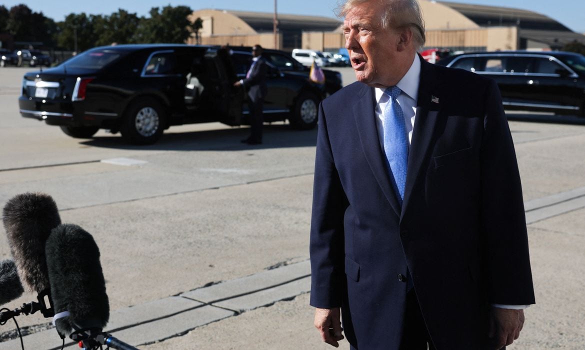 Donald Trump fala a jornalistas. O presidente americano afirmou que não vai se envolver na declaração de Flávio Bolsonaro sobre ser o 'verdadeiro presidente'.