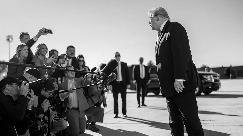 Donald Trump fala com jornalistas durante deslocamento de agenda.