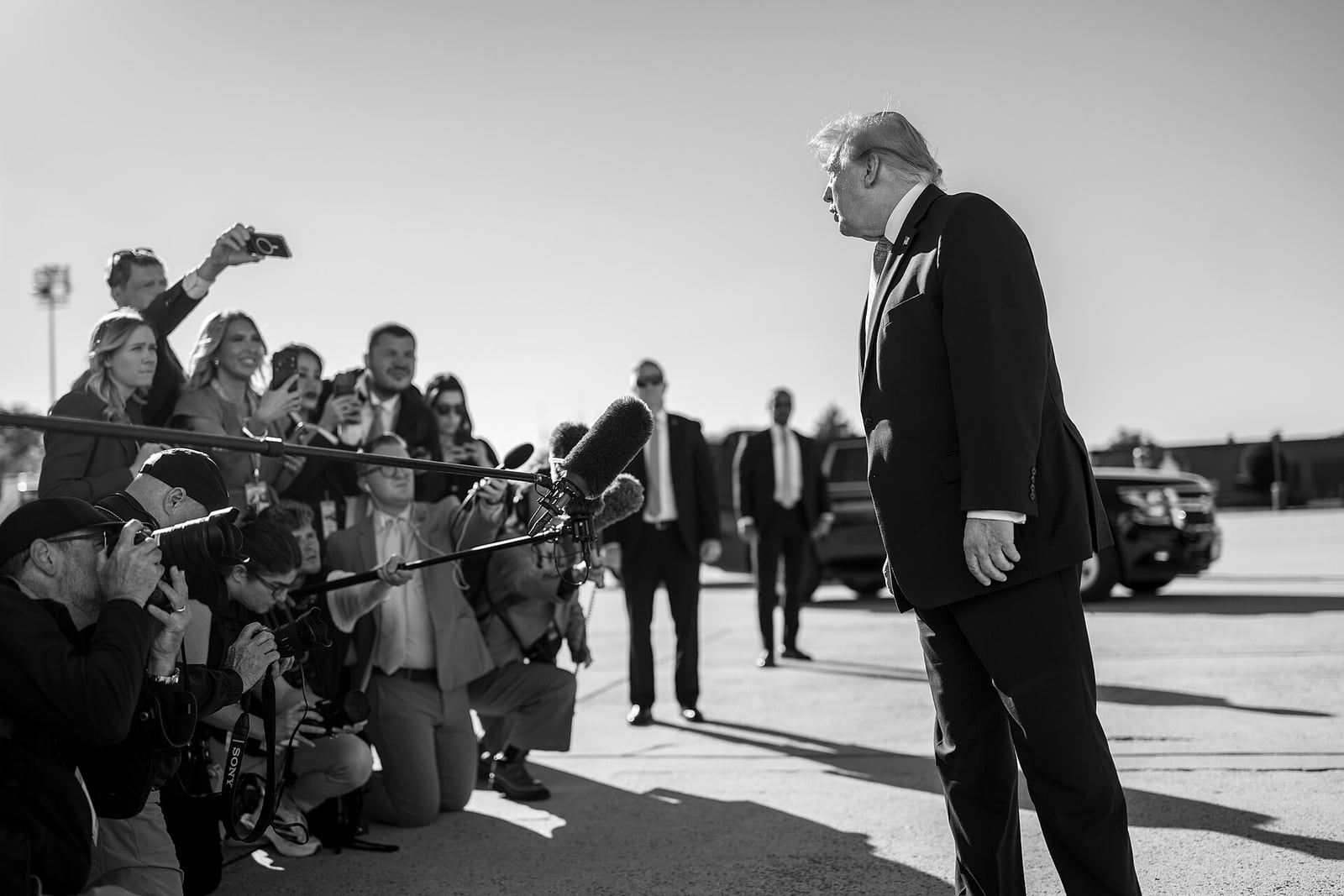 Donald Trump fala com jornalistas durante deslocamento de agenda.