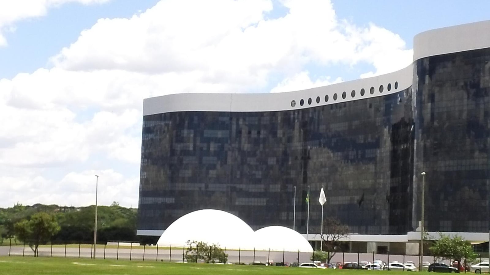 Fachada da sede do Tribunal Superior Eleitoral (TSE), em Brasília, com as duas cúpulas em primeiro plano.
