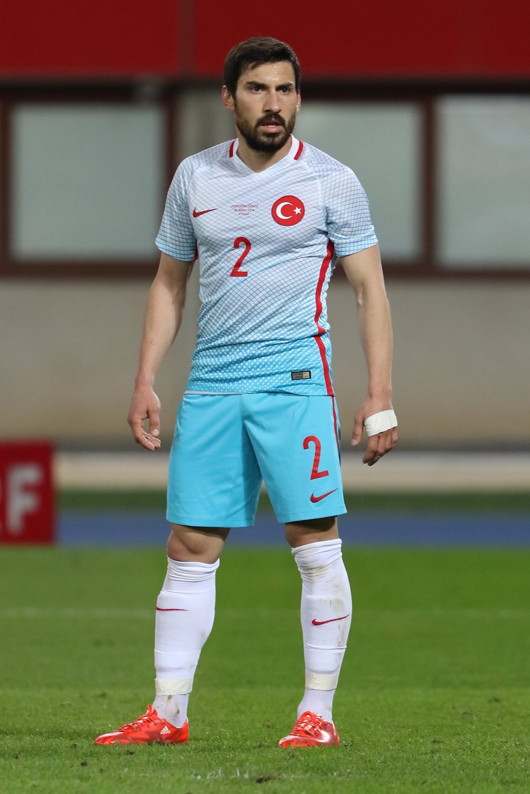 Jogador da seleção turca com o uniforme da Turquia durante partida de 2016 contra a Áustria.