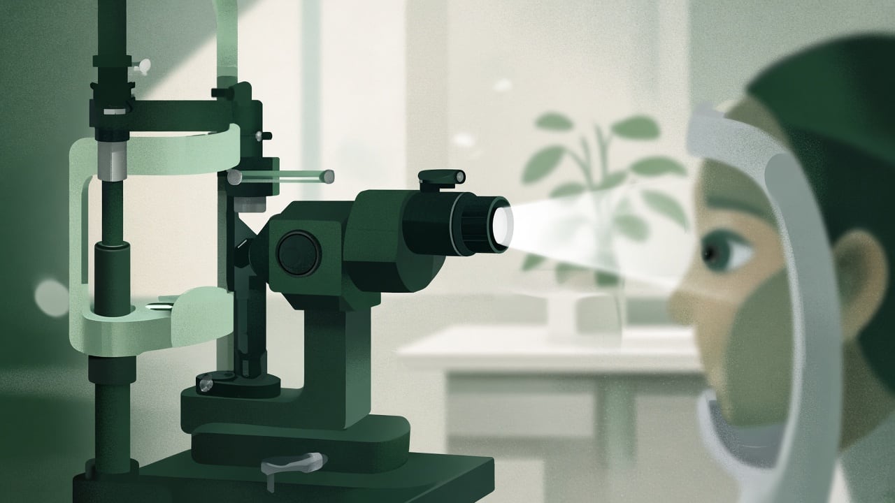 Ilustração do Bairrista sobre: close-up of an ophthalmologist's slit lamp aimed at a patient's eye in a bright clinic exam room, soft clinical light, the examined eye part