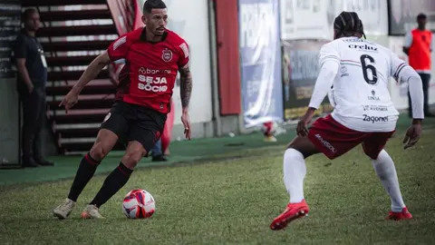 Partida pela Divisão de Acesso do Campeonato Gaúcho, com disputa de bola entre jogadores em campo. Foto: Divulgação/FGF.