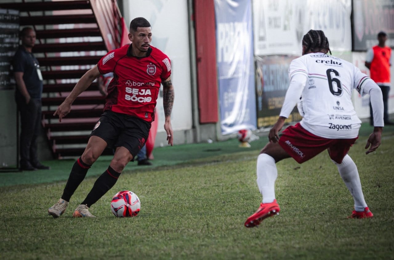 Partida pela Divisão de Acesso do Campeonato Gaúcho, com disputa de bola entre jogadores em campo. Foto: Divulgação/FGF.