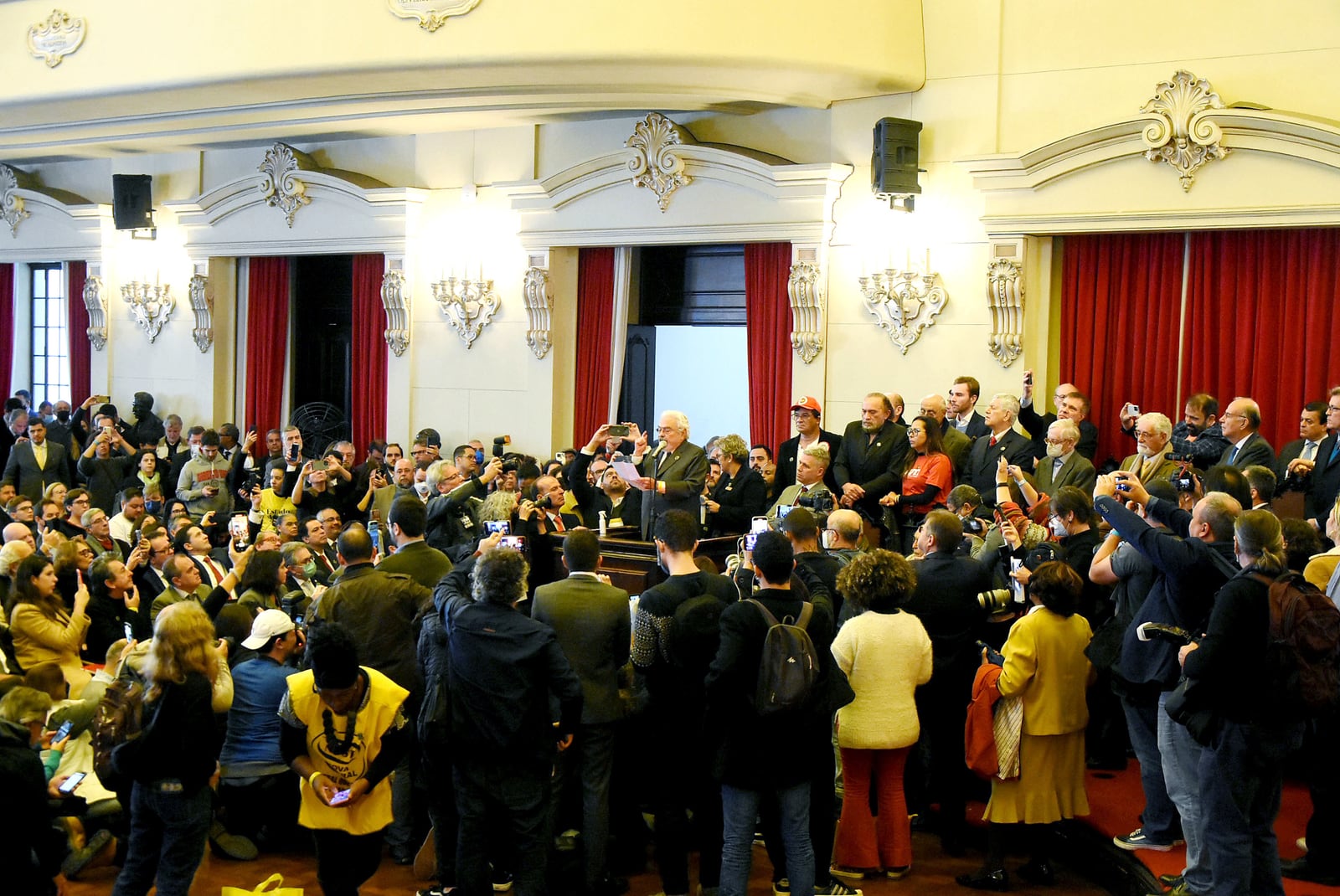 Público reunido no Salão Nobre da Faculdade de Direito do Largo São Francisco, com um orador ao centro.