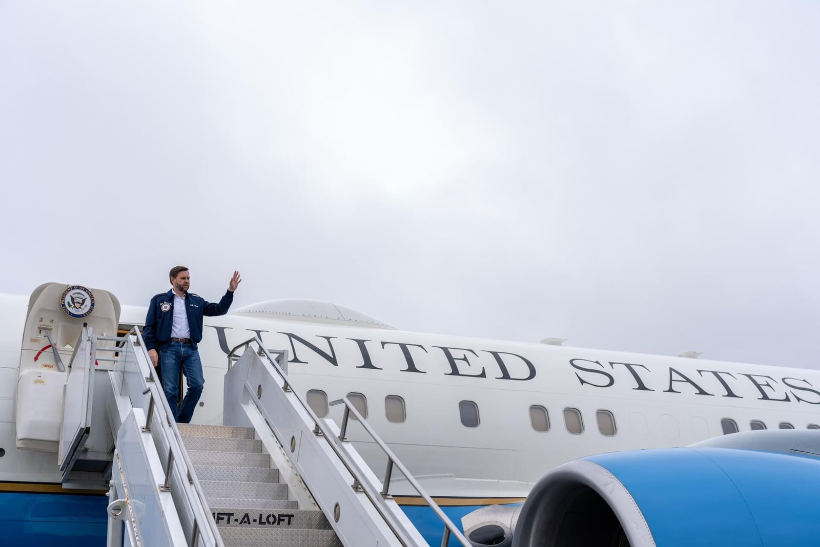 O vice-presidente dos EUA, JD Vance, acena ao desembarcar do avião Air Force Two.