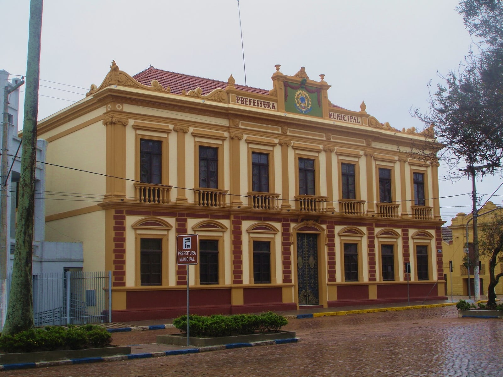 Fachada da Prefeitura Municipal de Bagé, com a inscrição "Prefeitura Municipal" na frente do prédio.