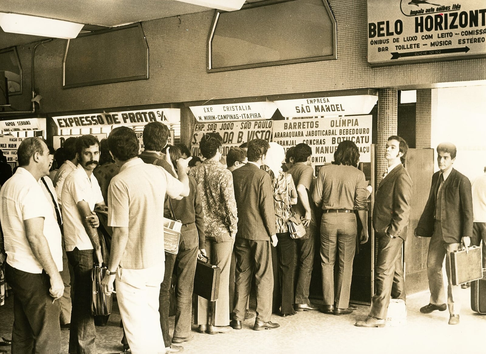 Passageiros enfileiram-se nos guichês de venda de passagens de uma rodoviária (foto de arquivo).