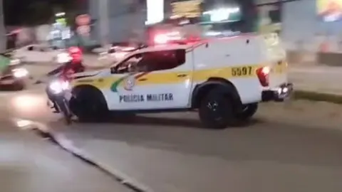 Vídeo mostra viatura da Polícia Militar de Santa Catarina atingindo motociclista em Florianópolis, durante festejos pela