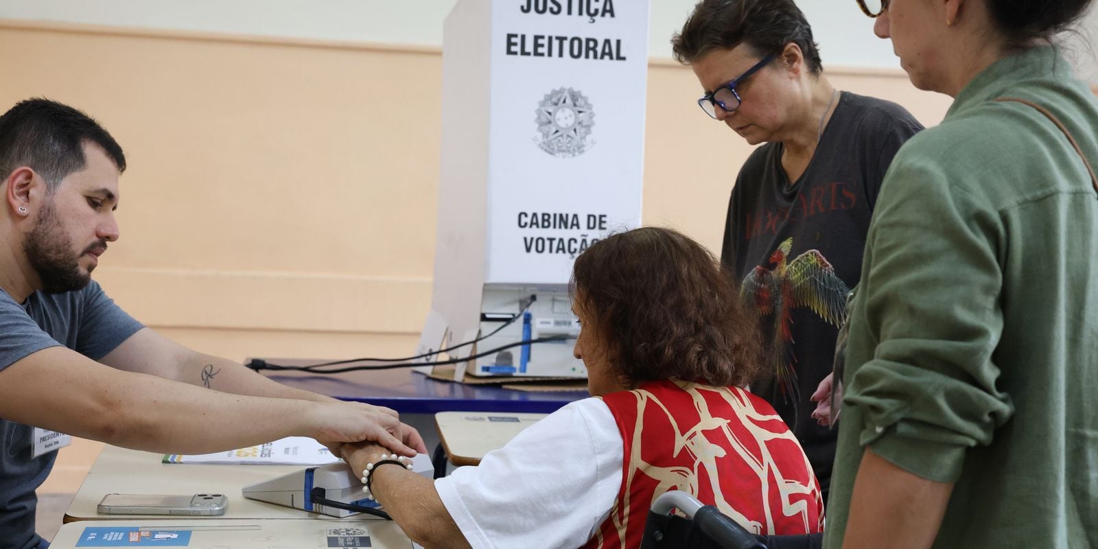 Eleitores votam em seção eleitoral no primeiro turno, quando cresceu o número de votantes com 70 anos ou mais.